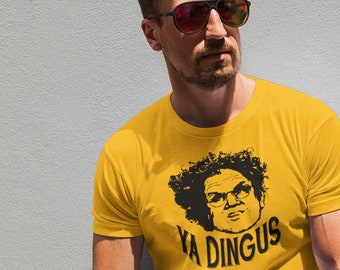 Könnte beinhalten: Ein gelbes T-Shirt mit einem schwarz-weißen Bild eines Männergesichts und dem Text "Ya Dingus".