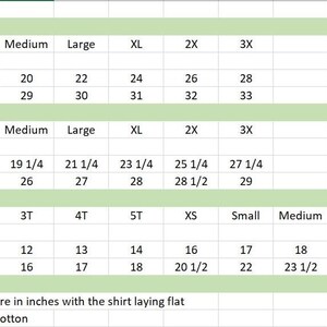 Puede incluir: Un gr&aacute;fico que muestra las medidas de las camisas en pulgadas para tallas de hombre, mujer y ni&ntilde;o. El gr&aacute;fico incluye las medidas de ancho y largo para cada talla.