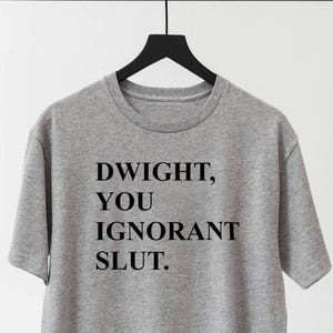Camiseta de la oficina, Dwight, Eres una zorra ignorante, camiseta divertida, camiseta de Dwight Schrute, regalo para ella, regalo para mejor amiga, camiseta de mujer, camiseta divertida de oficina imagen 4
