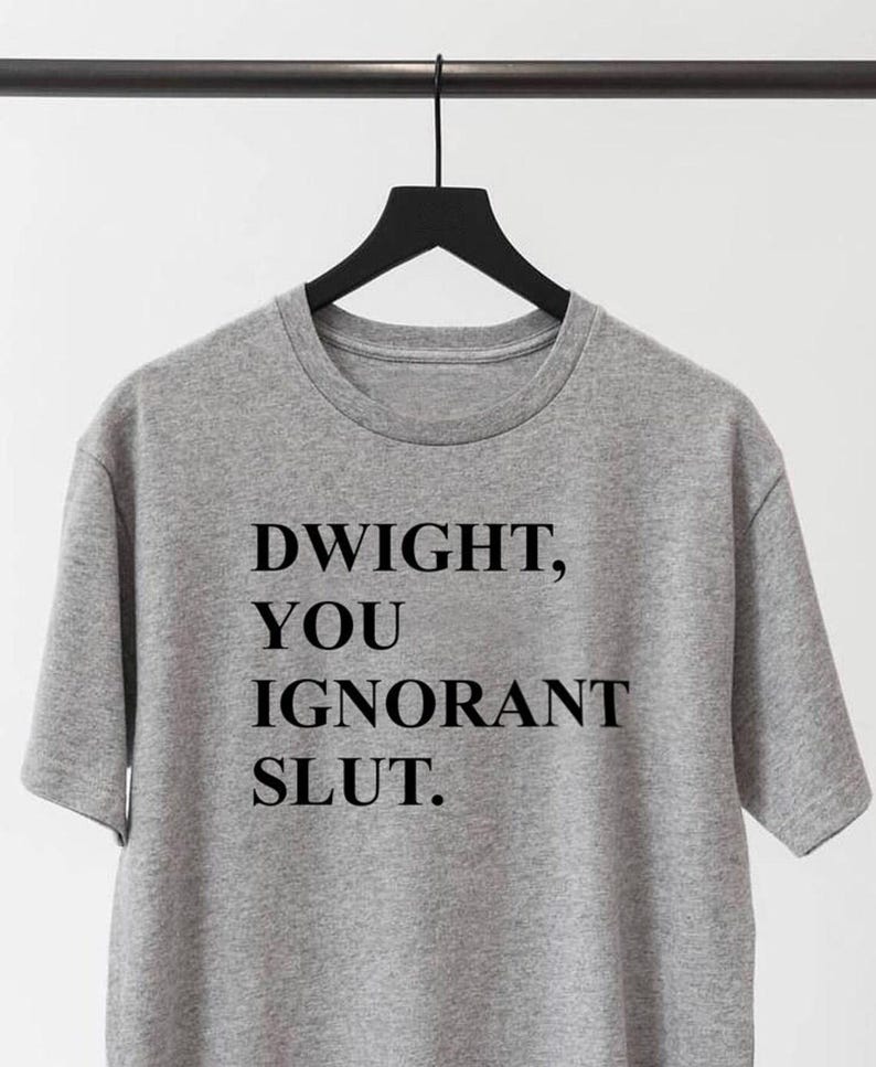 Camiseta de la oficina, Dwight, Eres una zorra ignorante, camiseta divertida, camiseta de Dwight Schrute, regalo para ella, regalo para mejor amiga, camiseta de mujer, camiseta divertida de oficina imagen 4
