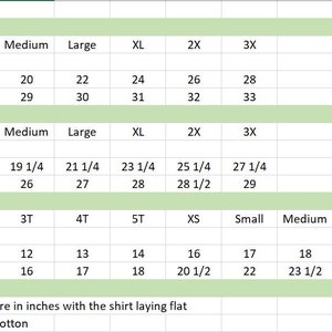 Puede incluir: Un gr&aacute;fico que muestra las medidas de las camisas en pulgadas para tallas de hombre, mujer y ni&ntilde;o. El gr&aacute;fico incluye las medidas de ancho y largo para cada talla.
