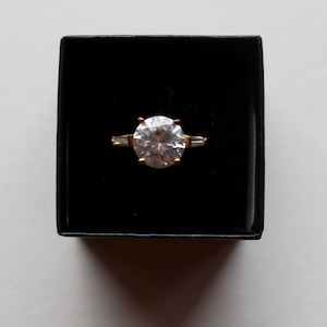 Vintage 1991 Goldtone Three-Stone Ring – Size 7, Sparkling Clear Stones