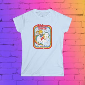 Vintage Rainbow Brite damessoftstyle-T-shirt | Shine Brite met Starlite Horse | Retro cartoon en speelgoed uit de jaren 80, kleurrijk grafisch T-shirt,
