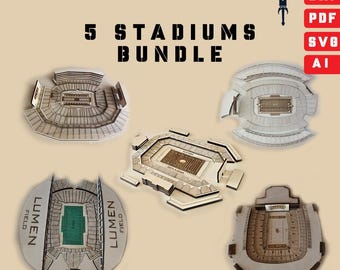 Peut inclure: Un fichier numérique pour la découpe laser présentant un ensemble de cinq modèles de stades. Les modèles sont de couleur bois clair, avec des agencements détaillés des sièges et des terrains. Le texte "5 STADIUMS BUNDLE" est affiché.