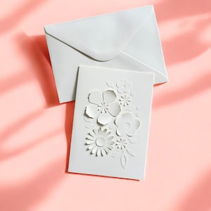 Carte double / fleurs en papier ECRU + enveloppe, floral bohème, romantique, pour mariage, faire-part ou invitations 15x10cm fait main