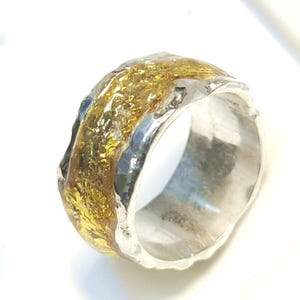 Può includere: Un anello a fascia d'argento con una finitura testurizzata e una fascia di scaglie d'oro incassate nell'argento.