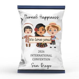 Puede incluir: Una bolsa blanca con la parte superior azul. Presenta las palabras "Eternal Happiness" e ilustraciones de tres niños con trajes culturales que sostienen un letrero que dice "We love you!". También está presente el texto "2026 International Convention San Diego".