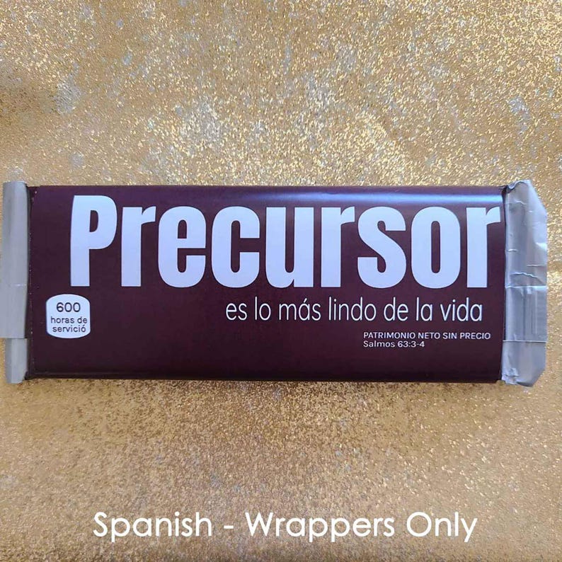 May include: A brown chocolate bar wrapper with white text that reads "Precursor es lo m&aacute;s lindo de la vida" and "PATRIMONIO NETO SIN PRECIO Salmos 63:3-4". There is a small circle with white text that reads "600 horas de servicio".