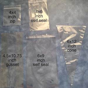 Pode incluir: Conjunto de sacos de pl&aacute;stico transparentes em v&aacute;rios tamanhos e estilos, incluindo sacos com fecho de correr, sacos de fecho autocolante e sacos em forma de cone. Os sacos est&atilde;o etiquetados com as suas dimens&otilde;es em polegadas, como 4x4 polegadas com fecho de correr, 4x6 polegadas de fecho autocolante, 6x9 polegadas de fecho autocolante, 4,5x10,75 polegadas com vinco e 6x12 polegadas em forma de cone.