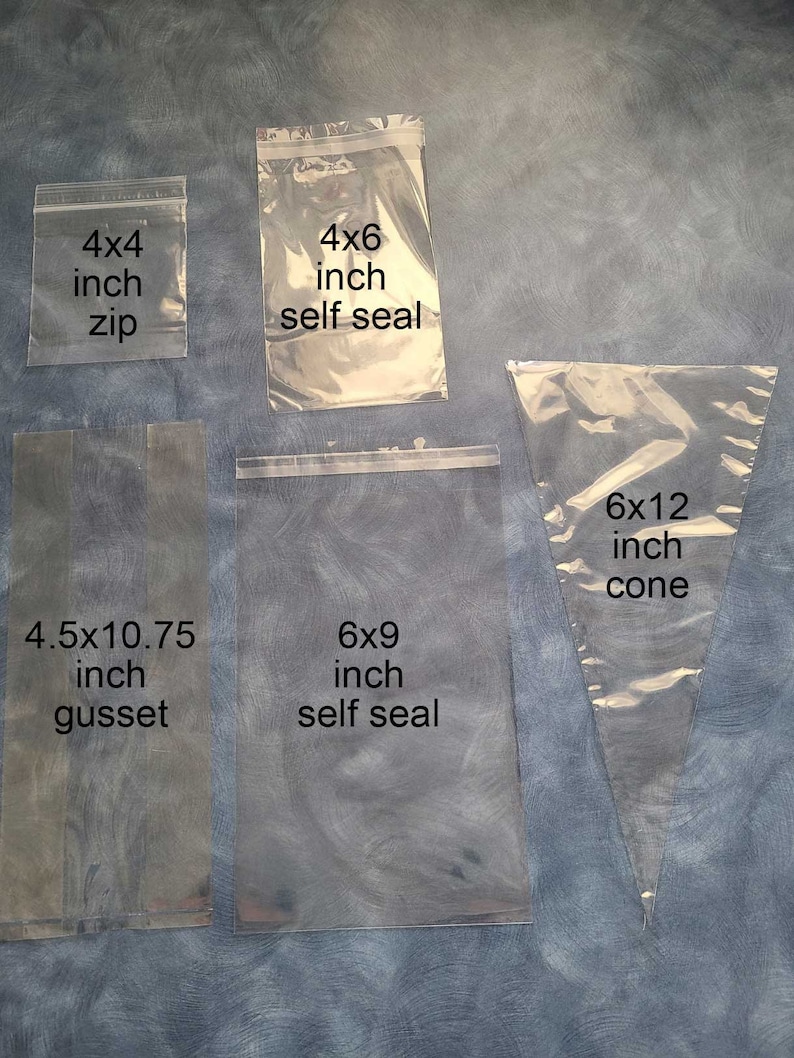 Pode incluir: Conjunto de sacos de pl&aacute;stico transparentes em v&aacute;rios tamanhos e estilos, incluindo sacos com fecho de correr, sacos de fecho autocolante e sacos em forma de cone. Os sacos est&atilde;o etiquetados com as suas dimens&otilde;es em polegadas, como 4x4 polegadas com fecho de correr, 4x6 polegadas de fecho autocolante, 6x9 polegadas de fecho autocolante, 4,5x10,75 polegadas com vinco e 6x12 polegadas em forma de cone.