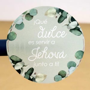 May include: A green and white round sticker with a floral design and the text "¡Qué dulce es servir a Jehová junto a ti!"