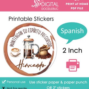 Peut inclure: Autocollants ronds imprimables de 5 cm de diamètre avec une cafetière brune, des grains de café et le texte espagnol "Mantengan su espíritu precursor Hirviendo".