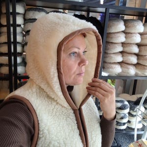 Gilet in lana merino fatto a mano con cappuccio, strato rustico per esterni