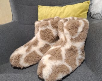 Merinowolle Stiefel Rutschfeste Sohlen Warm und Komfort EU Made Schafwolle Hausschuhe für Männer und Frauen Weich und hohe Qualität und komfortabel 100