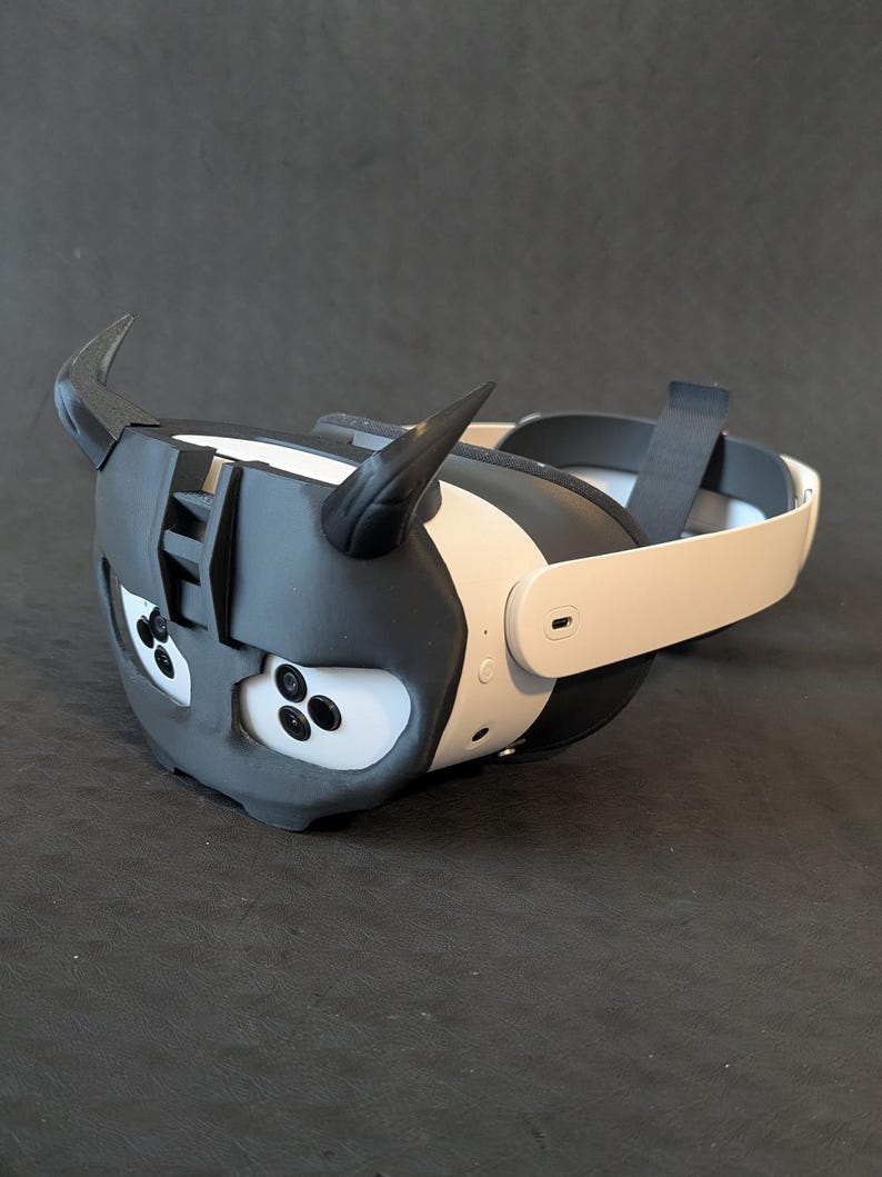 Side view of the upper Cyber Oni headplate in all black over the Meta Quest 3s headset with an elite strap