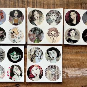 Könnte beinhalten: Eine Sammlung runder Aufkleber mit Aquarellporträts von Frauen mit verschiedenen Frisuren und Gesichtsausdrücken. Die Aufkleber sind in Sechsergruppen auf weißen Quadraten angeordnet. Die Kunstwerke haben einen skurrilen, künstlerischen Stil.