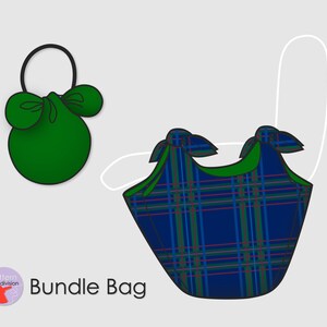 Può includere: Due borse a mano a quadri verdi e blu con bordino verde e manici annodati. La borsa a sinistra è rotonda e ha un solo manico. La borsa a destra è una borsa a mano più tradizionale con due manici. Il testo "Bundle Bag" è stampato sotto le borse.