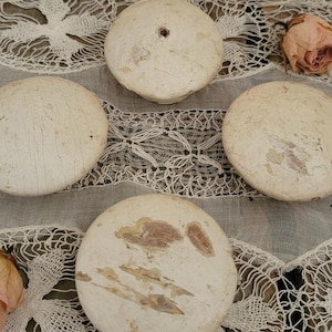 Conjunto de 4 puxadores/botões de gaveta vintage antigos em madeira creme, estilo shabby chic, peças arquitetônicas recuperadas, estilo brocante, no estado em que se encontram.