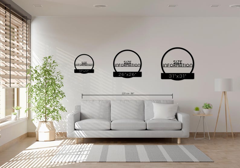 Puede incluir: Tres piezas de arte mural de metal negro con el texto "SIZE INFORMATION" dentro de un c&iacute;rculo. Los tama&ntilde;os son 43 cm x 43 cm, 66 cm x 66 cm y 79 cm x 79 cm. El arte se exhibe sobre un sof&aacute; gris en un sal&oacute;n moderno.