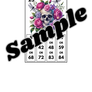 Peut inclure: Une carte décorative avec un crâne entouré de fleurs roses et violettes, avec des libellules. La carte porte le numéro 25 en haut et une grille de bingo en bas avec des chiffres et le mot "OR". Le mot "sample" est écrit en travers de la carte.