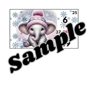 Op de afbeelding: Een digitale illustratie van een baby-olifant met een roze gebreide muts met een pompon. De olifant staat tegen een besneeuwde achtergrond met sneeuwvlokken. Het woord "Sample" staat onderaan afgedrukt.