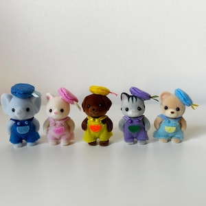 Conjunto de boina y mono para bebé de Sylvanian Families/Calico Critters, hecho a mano. Ropa para bebé, ropa en miniatura, monos en miniatura.