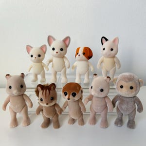 Figurka zapasowa Old Stock Sylvanian Family/Calico Critters: surykatka, chihuahua, pies szyfonowy, małpa, chomik, kot w smokingu, wiewiórka