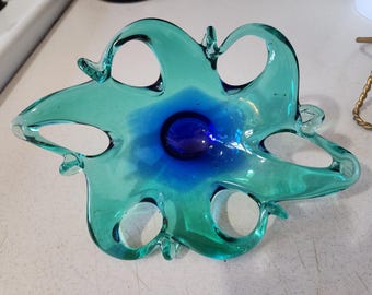 Piatto a forma libera in vetro soffiato blu a forma di stella in stile Murano di Crystal Clear