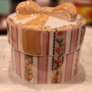 Ardleigh Elliott Music Box &quot;A little girl&quot; 6th issue in A Mother&#39;s Love playing &quot;Memories&quot; #73596 Peach Stripe