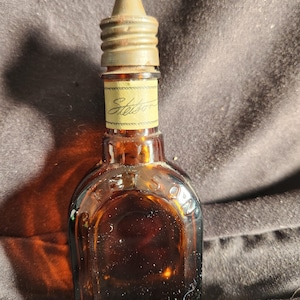 Pu&ograve; includere: Piccola bottiglia di vetro marrone con tappo in metallo. L'etichetta recita "Stetson". Probabilmente per colonia o profumo. Articolo vintage.