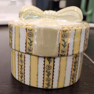 Ardleigh Elliott &quot;A Mother&#39;s Treasure&quot; 3rd issue of &quot;A Mother&#39;s Love&quot; music box collection