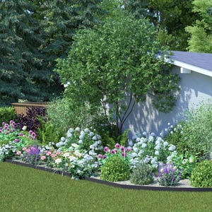 Op de afbeelding: Een levendige border met een verscheidenheid aan kleurrijke bloemen, waaronder roze, paarse en witte bloemen. Weelderige groene struiken en bomen vormen een achtergrond, met een huis zichtbaar op de achtergrond. De tuin wordt begrensd door een donkere rand en een groen gazon.