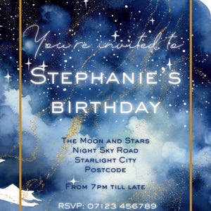 Könnte beinhalten: Eine blaue und goldene Aquarell-Einladung mit einem Sternenhimmel-Design. Der Text lautet "Sie sind eingeladen zu Stephanies Geburtstag. Der Mond und die Sterne, Nacht-Himmel-Straße, Sternenlicht-Stadt, Postleitzahl. Ab 19 Uhr bis spät. RSVP: 07123 456789"
