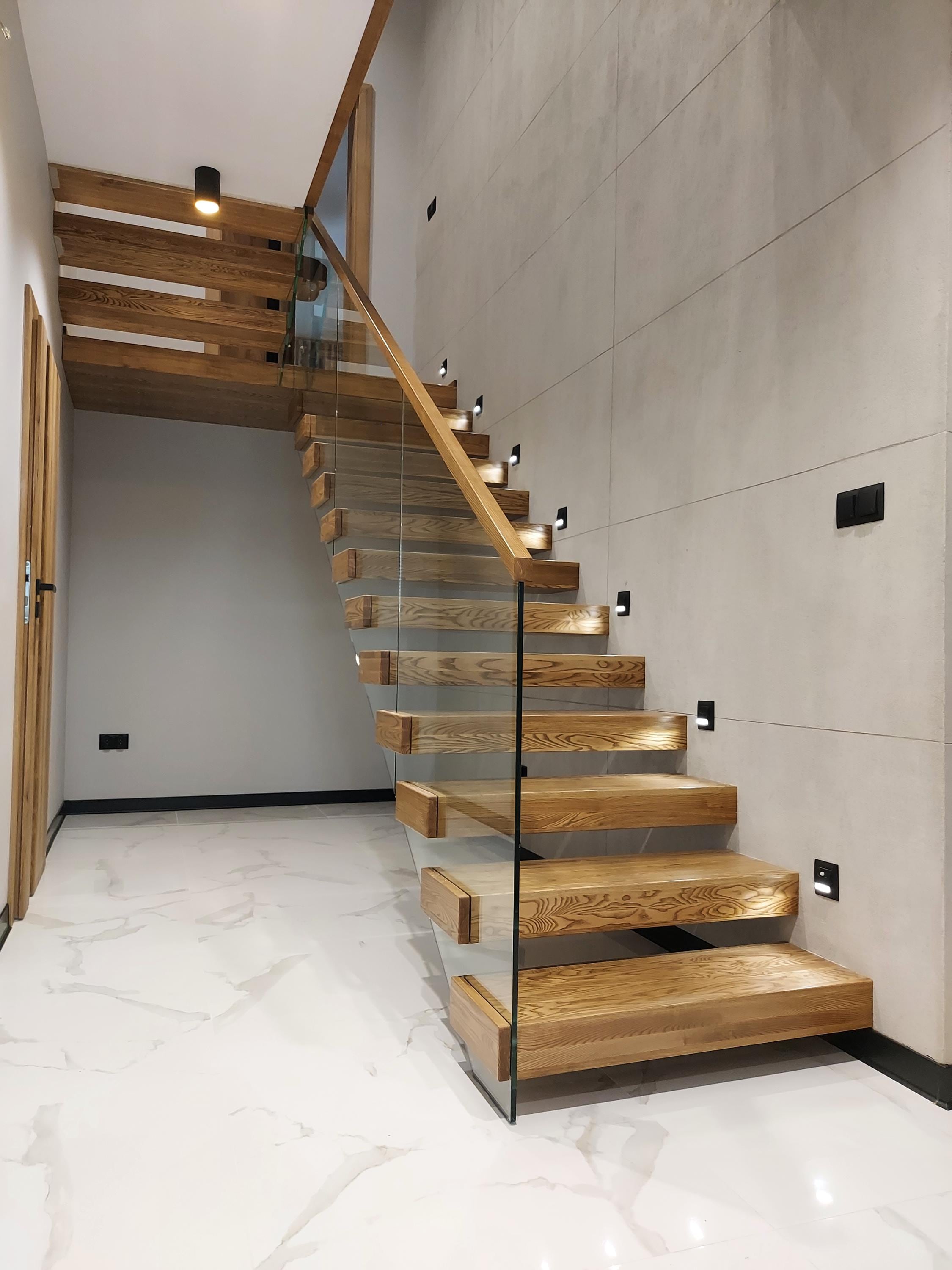 Oak Floating staircase with glass bal...