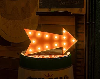 Metall Pfeil Leuchtschild: LED Retro Box Buchstabe