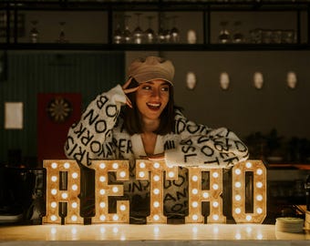 Benutzerdefiniertes 3D-LED-Festzelt-Buchstabenschild: Retro-Stahlbuchstaben