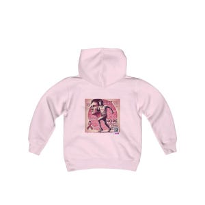 Könnte beinhalten: Rosa Kinder-Hoodie mit einem Grafikdruck eines Läufers auf der Rückseite. Die Grafik enthält den Text "HOPE" und ein rosa Band.