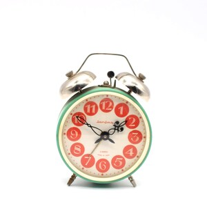 Sveglia Jantar, prodotta in URSS, 4 rubini; l'orologio funziona, ma il batacchio non raggiunge la campana.