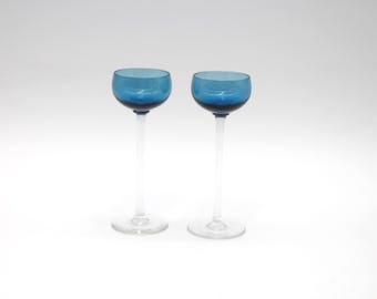 Dos copas de licor Art Nouveau sopladas a mano con cazoletas azules, circa 1915.