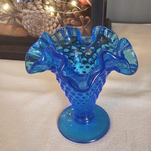 Jarrón pequeño con volantes azules y diseño de clavos Fenton