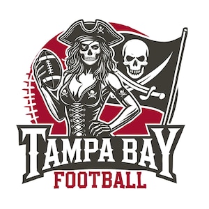 Puede incluir: Una ilustración en blanco y negro de una mujer pirata sosteniendo una pelota de fútbol. Lleva un sombrero de pirata y un corsé. El fondo es rojo con una bandera pirata negra con una calavera y huesos cruzados. El texto "Tampa Bay Football" está debajo de la imagen.