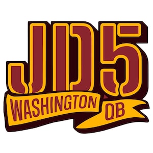Puede incluir: Un gráfico granate y dorado con el texto "JD5 WASHINGTON QB" en una fuente en negrita y estilizada.