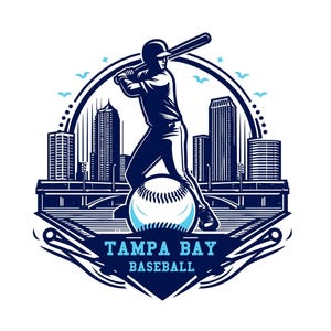 Può includere: Grafica blu navy e bianca con un giocatore di baseball in posizione di battuta, in piedi su una palla da baseball. Lo sfondo presenta uno skyline cittadino e il testo "TAMPA BAY BASEBALL". Il design è racchiuso in un bordo decorativo.