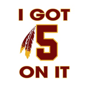 Puede incluir: Un gráfico rojo y dorado con el texto "I GOT 5 ON IT" y un diseño de pluma estilizado.