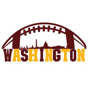 Puede incluir: Un casco de fútbol americano marrón con una silueta del horizonte de Washington, D.C. en su interior. La palabra "WASHINGTON" está escrita en letras doradas debajo del casco.