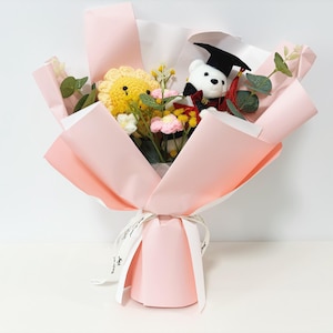 Handgemachter gehäkelter Sonnenblumenstrauß, blau / rosa Abschlussbär-Häkelblumenstrauß hypoallergenes Geschenk für Graduierung Geburtstags-Brautjungfern