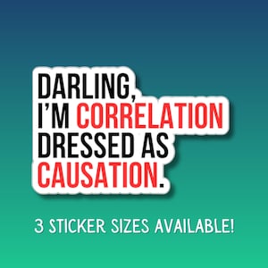 以下が含まれることがあります： 「DARLING, I'M CORRELATION DRESSED AS CAUSATION」と書かれた、黒い縁取りのある白いステッカー。 「CORRELATION」の文字は赤色。 ステッカーは青と緑のグラデーションの背景にあります。 下部には「3 STICKER SIZES AVAILABLE!」というテキストがあります。