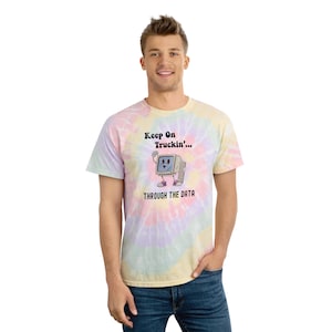 Könnte beinhalten: Ein Batik-T-Shirt mit einer Comicfigur eines Computers und dem Text "Keep On Truckin'... Through The Data".
