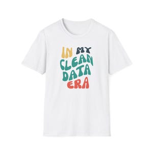 Puede incluir: Camiseta blanca con el texto "In My Clean Data Era" en letras coloridas y onduladas.