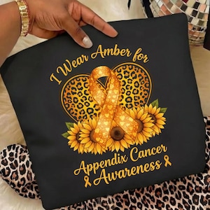 Puede incluir: Una taza de cerámica blanca con un asa negra y el texto "But First, Coffee" en negro y negrita. La taza está sobre una superficie blanca. La taza mide 10 cm de alto.